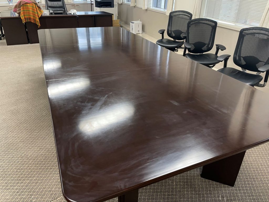 アルコール消毒で傷んだ会議テーブル
テーブル白っぽい