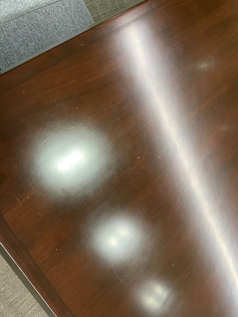 テーブル天板の塗装の剥がれ、打痕、キズ