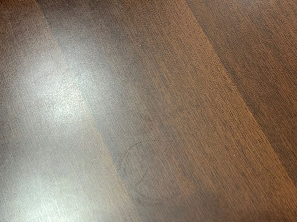 コップの輪染みが付いた会議テーブル