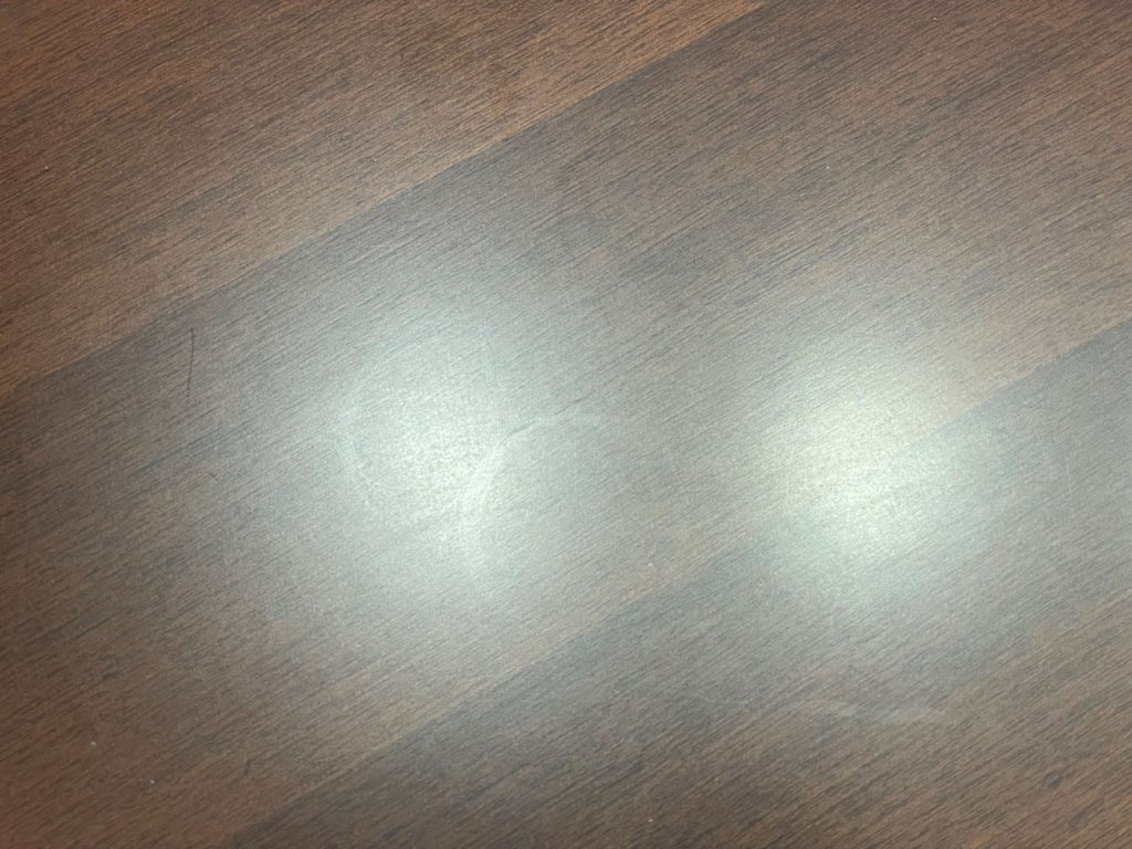 塗装が傷んだ会議テーブル