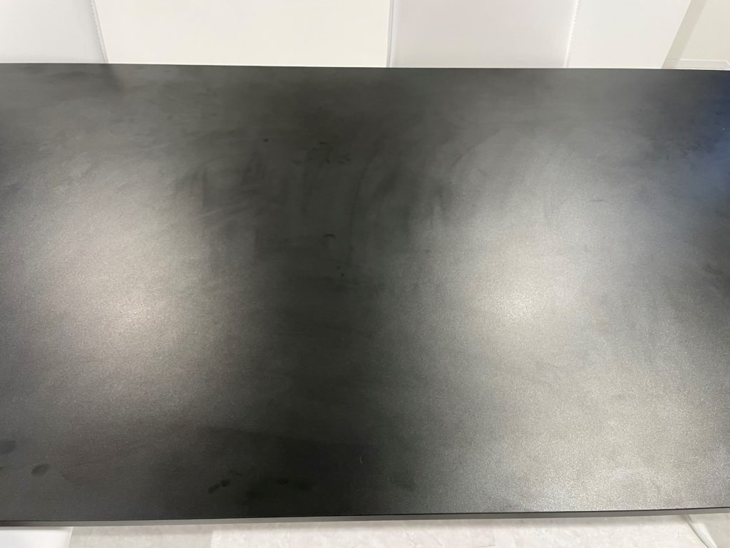 汚れた黒い会議テーブル