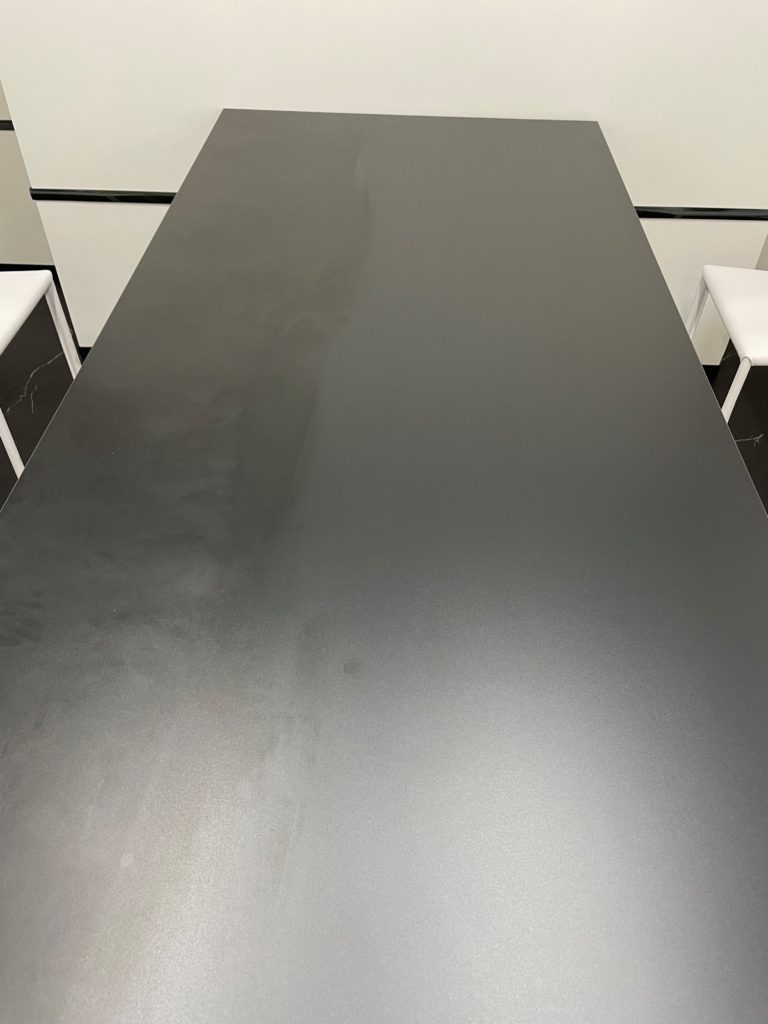 汚れた黒いテーブルを清掃